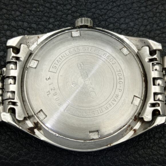 Vintage 1981 Seiko Manual Mens Silver Watch W/daydate & Patina accents - Picture 8 of 9